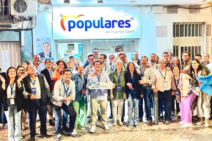 Foto a las puertas de la sede del PP.