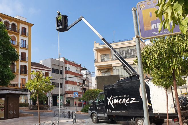 Instalación del alumbrado en el Paseo del Romeral.