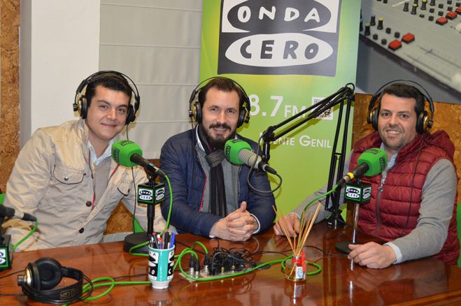 Tres de los miembros de La Comparsa de Puente Genil.