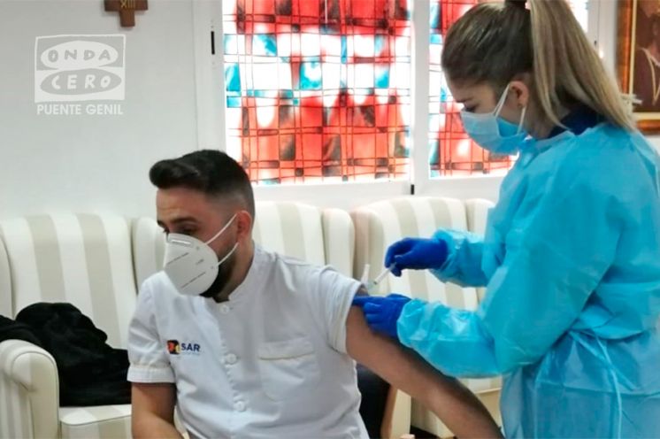 Vacunación de un trabajador de la residencia Inmaculada Concepción.