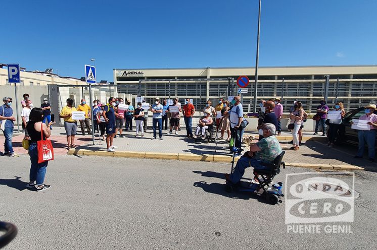 Usuarios de la Piscina Cubierta se manifiestan exigiendo al Ayuntamiento su 'reapertura inmediata'