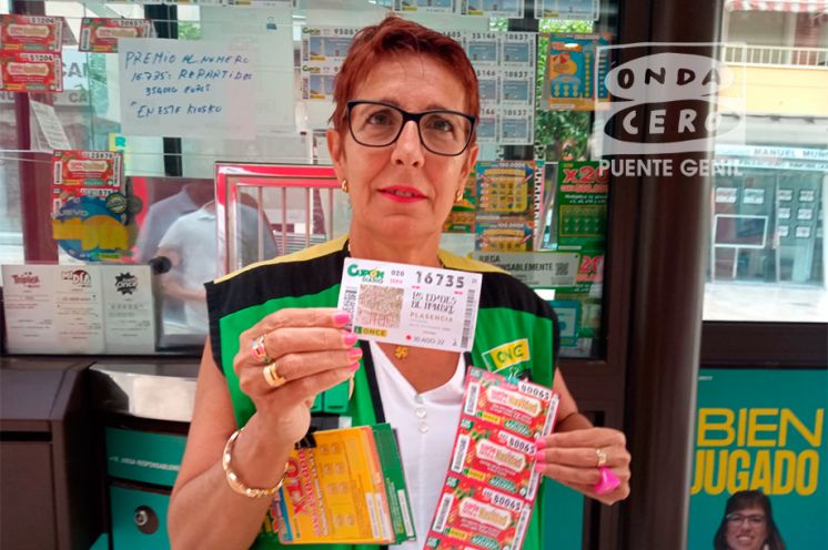 Dolores esta mañana frente a su kiosco de Avenida Manuel Reina.