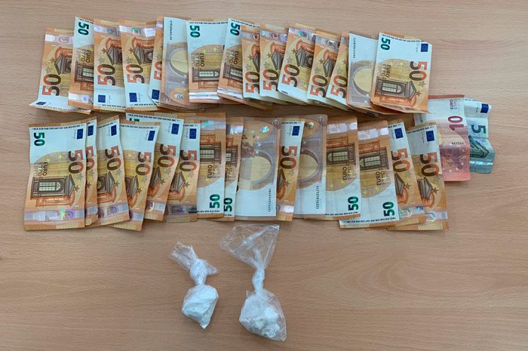 Droga y billetes intervenidos.