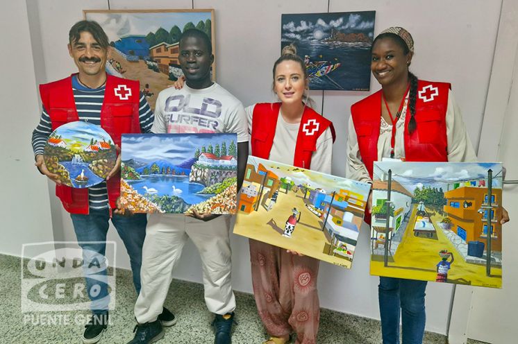 Ibra Niang preparando su exposición.