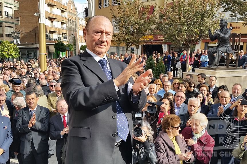 Antonio el día de la inauguración de su estatua en el Paseo del Romeral.