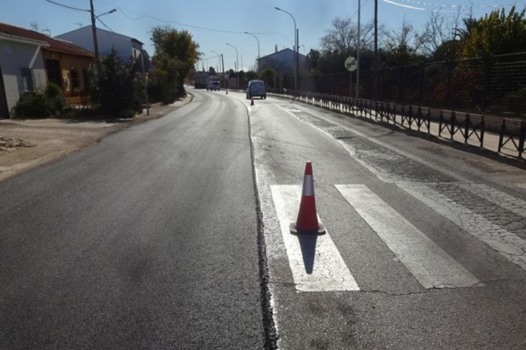 Obras de asfaltado en La Mina.