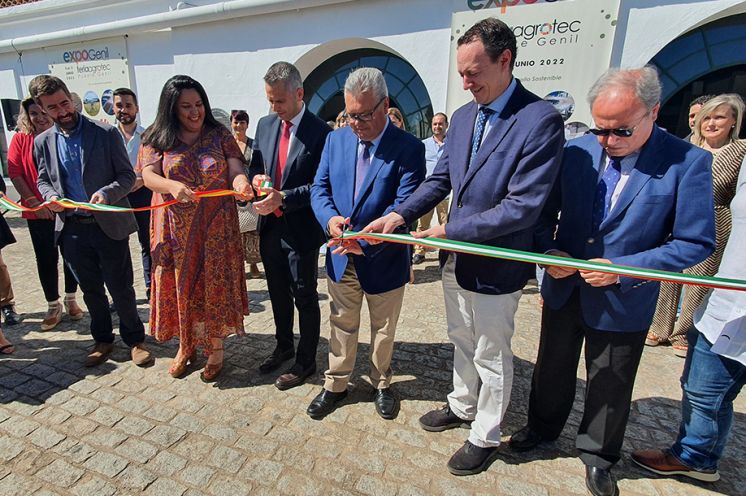 Corte de la cinta inaugural.