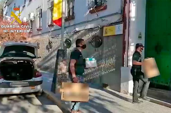 Agentes portan parte de la documentación requisada en Puente Genil.