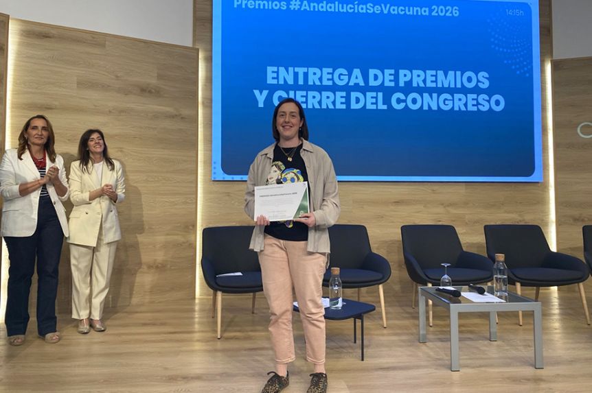 La enfermera pontana Alicia Cosano recoge el premio.