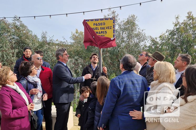 Momento del descubrimiento de la placa.