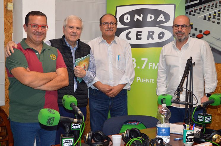 Nuestros invitados al término de la tertulia.