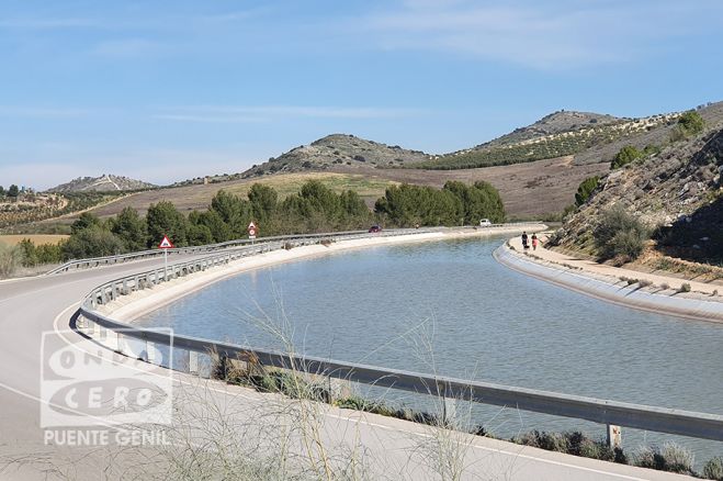 Canal a su paso por Sierra Gorda.