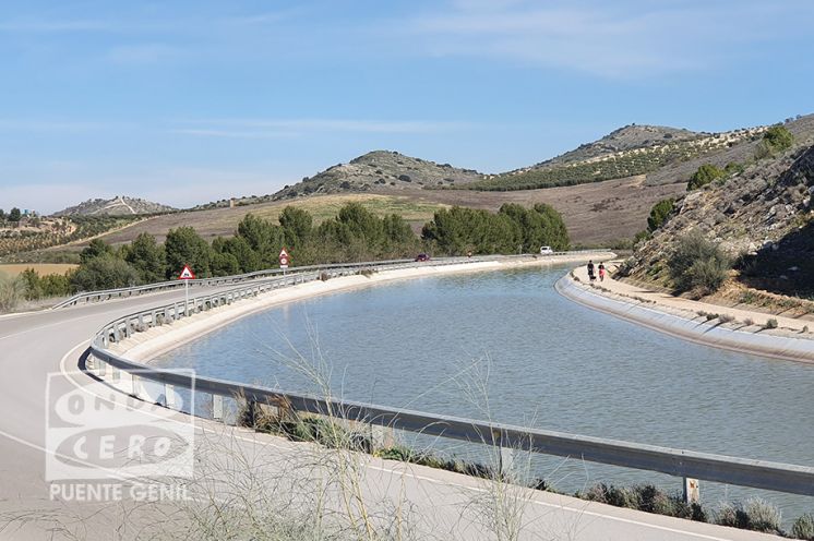 Canal a su paso por Sierra Gorda.