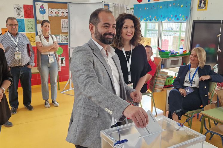 El candidato de IU ejerciendo su derecho al voto el pasado domingo.