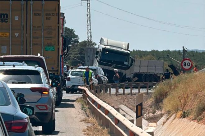El accidente ha provocado importantes retenciones. 