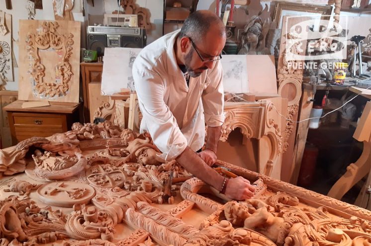 Vicente Estrada en su taller últimando los detalles de la puerta.