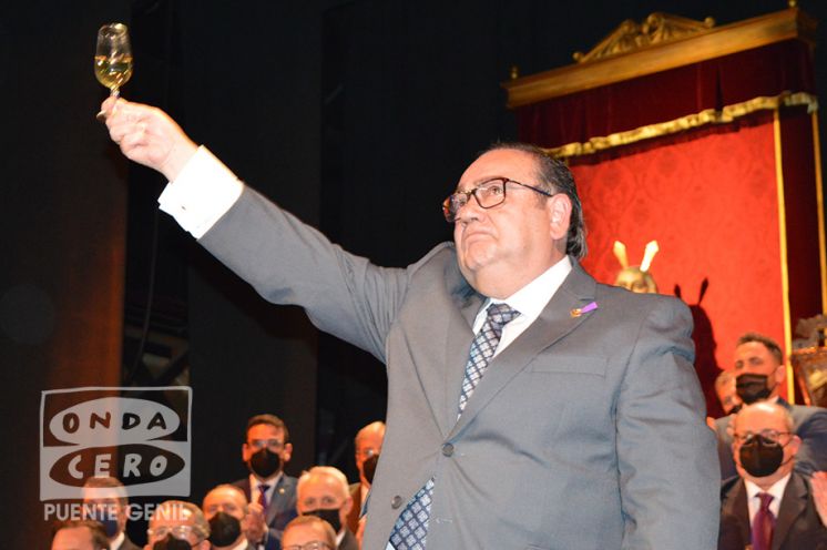 Rafael Sánchez brinda con una "uvita" al final de su pregón.