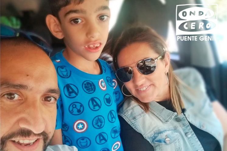 Íker junto a sus papás.