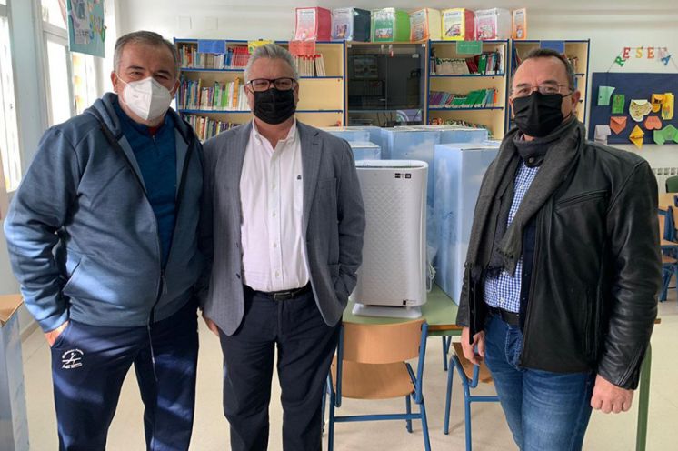 El Ayuntamiento entrega 140 purificadores HEPA a varios colegios de Puente Genil y aldeas