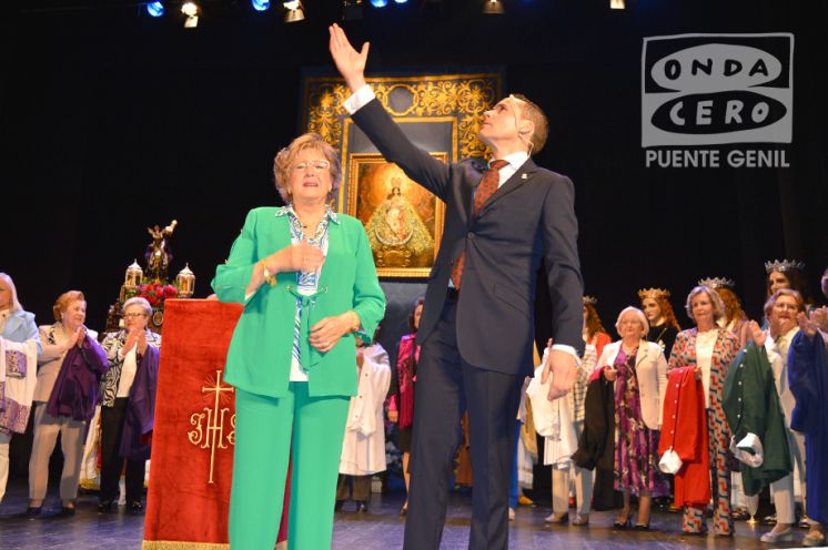 José Luis junto a su madre al final del pregón.