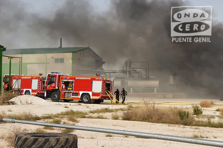 Varias dotaciones de bomberos se unen a las labores para controlar el incendio desatado en una planta de reciclaje de neumáticos