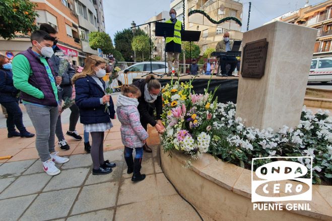 Ofrenda frente al monumento.