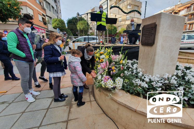 Ofrenda frente al monumento.