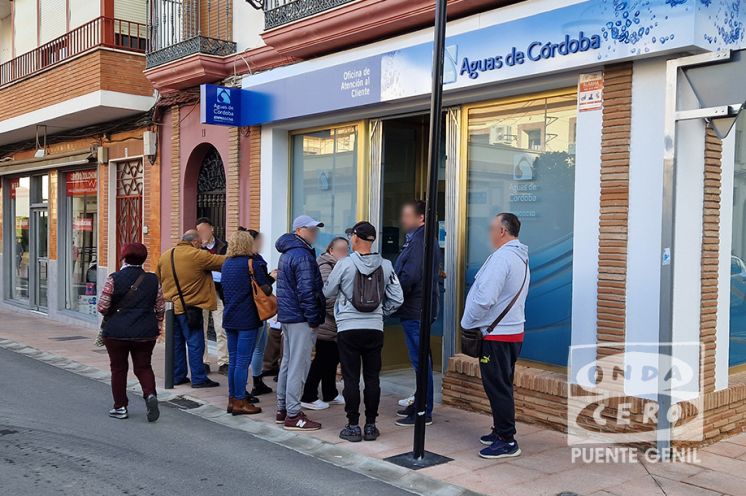 Colas a las puertas de la oficina de Emproacsa.