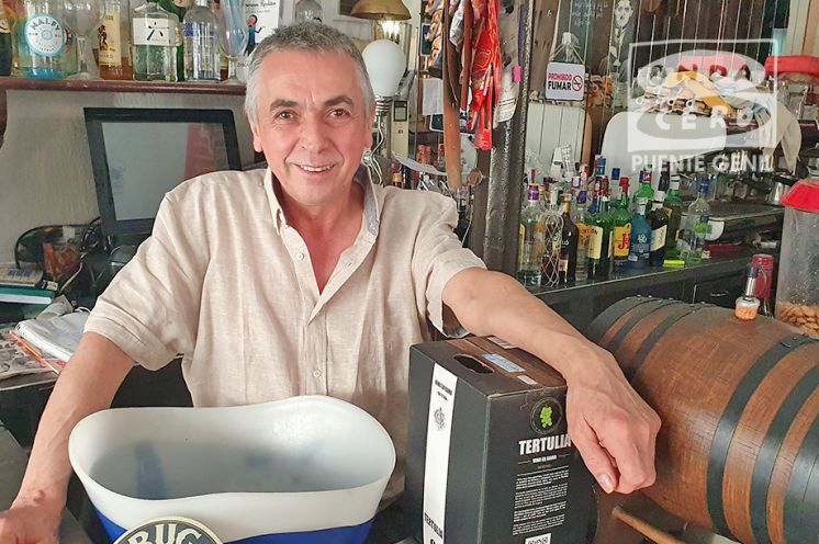 Eugenio tras la barra de su bar. (Archivo)