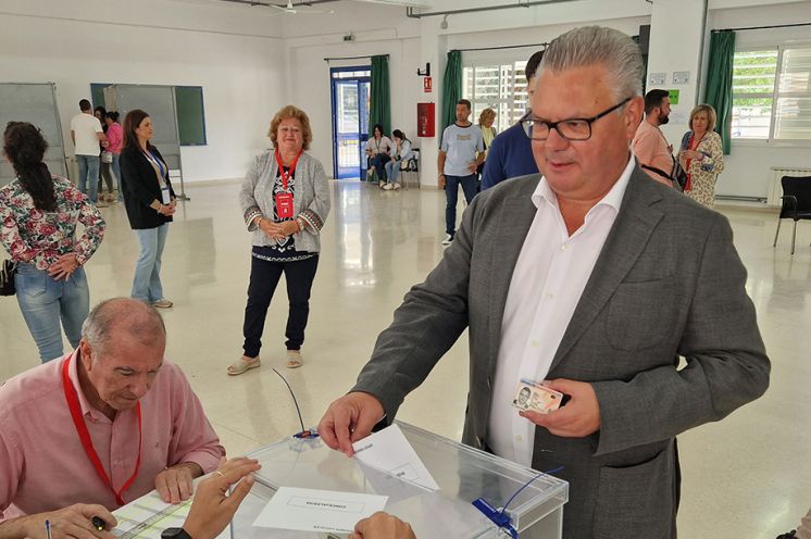 Esteban Morales votando el 28 de mayo.