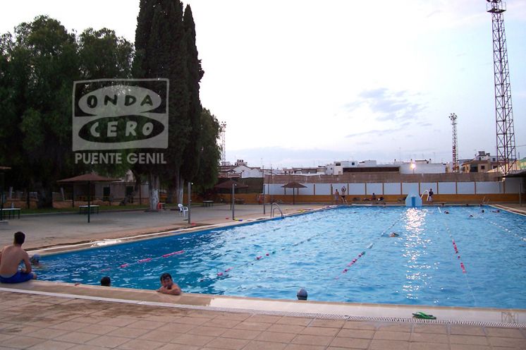 Piscina al anochecer.