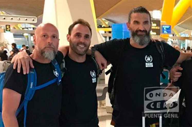 Bomberos en el aeropuerto.