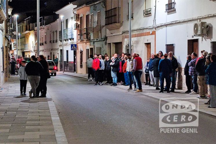 Concentración de vecinos frente a la casa ocupada.