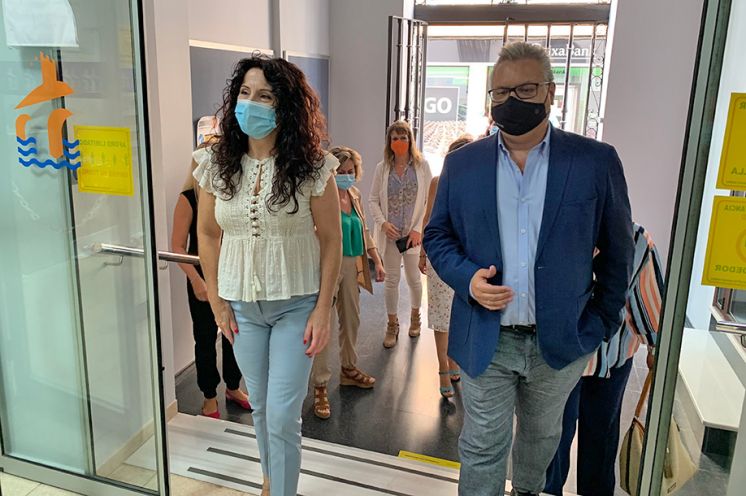La consejera junto al alcalde en su llegada al Ayuntamiento.