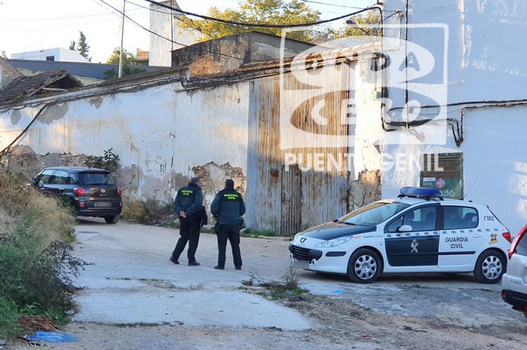 Una patrulla custodia la entrada a la nave siniestrada.