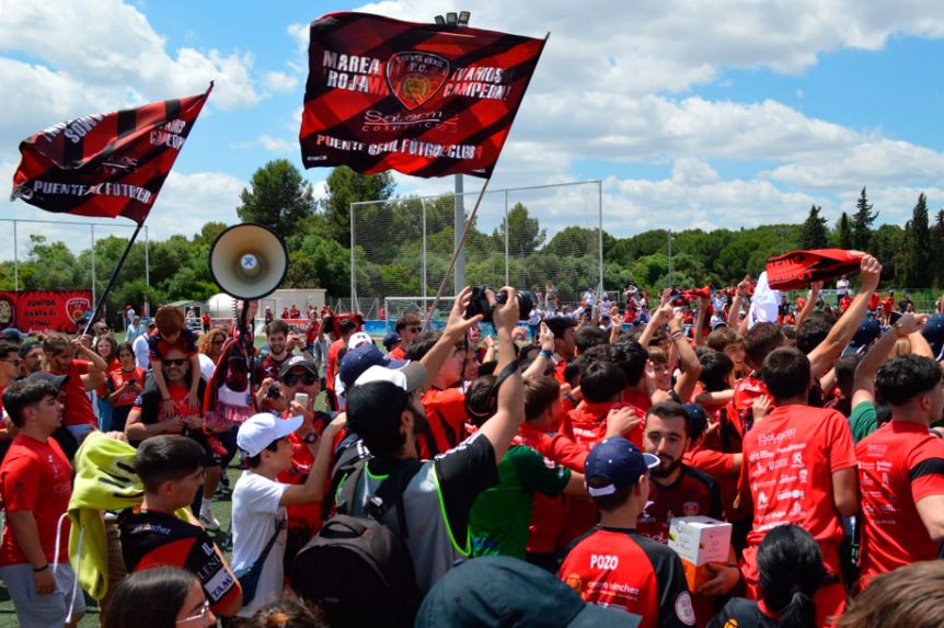 Celebración del ascenso. (Foto: Tino Navas)