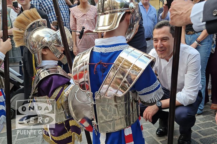 Juanma Moreno conoce la Semana Santa Chiquita.