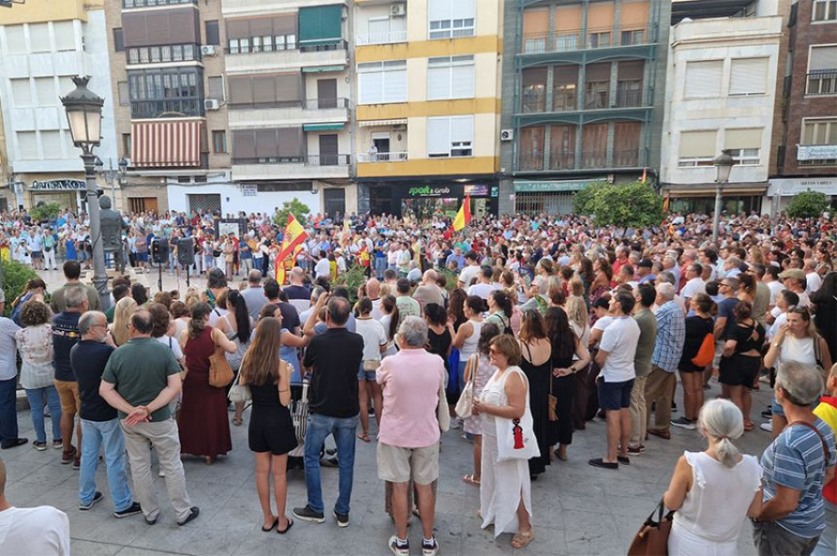 Unas 2.000 personas salen a la calle en Puente Genil en apoyo al pueblo de Ceuta