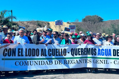 Los regantes del Genil-Cabra se manifiestan pidiendo soluciones para el canal y el embalse de Cordobilla
