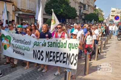 Una manifestación recorre el centro de Puente Genil en defensa de la sanidad pública