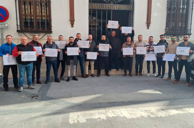 Agentes de la Policía Local se manifiestan en el Pleno “indignados ante la contratación de seguridad privada por el Ayuntamiento”