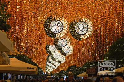 Puente Genil inaugura su alumbrado navideño con el estreno mundial de ‘Gold Dream’