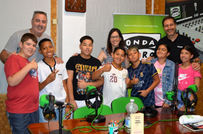 Alumnos del colegio Enrique Asensi visitan el estudio de Onda Cero Puente Genil