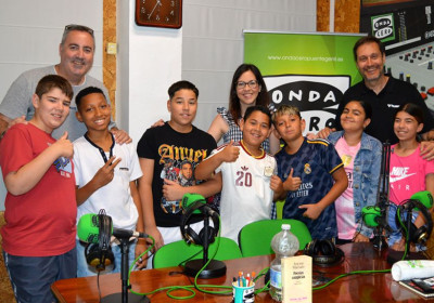 Alumnos del colegio Enrique Asensi visitan el estudio de Onda Cero Puente Genil