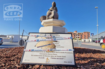 Destroza a patadas la placa dedicada al monumento a la mujer membrillera